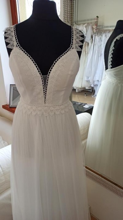 Nowa suknia ślubna z głębokim dekoldem