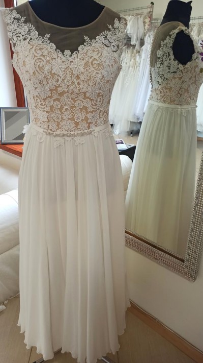 Suknia ślubna z gipiurą