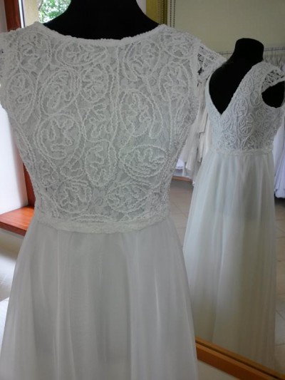 Suknia ślubna z zabudowanym przodem