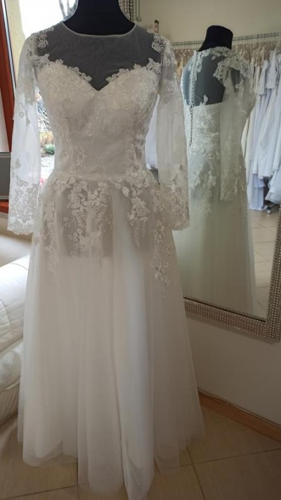 Kremowa suknia ślubna z długim rękawem